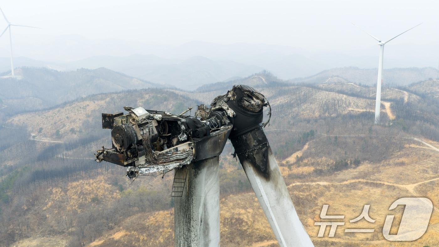 본문 이미지 - 경북 영덕군 창포리 풍력발전기 화재 사고 이틀째인 24일 오후 발전기 타워가 심하게 훼손돼 있다.(독자제공, 재판매 및 DB금지) 2026.3.24