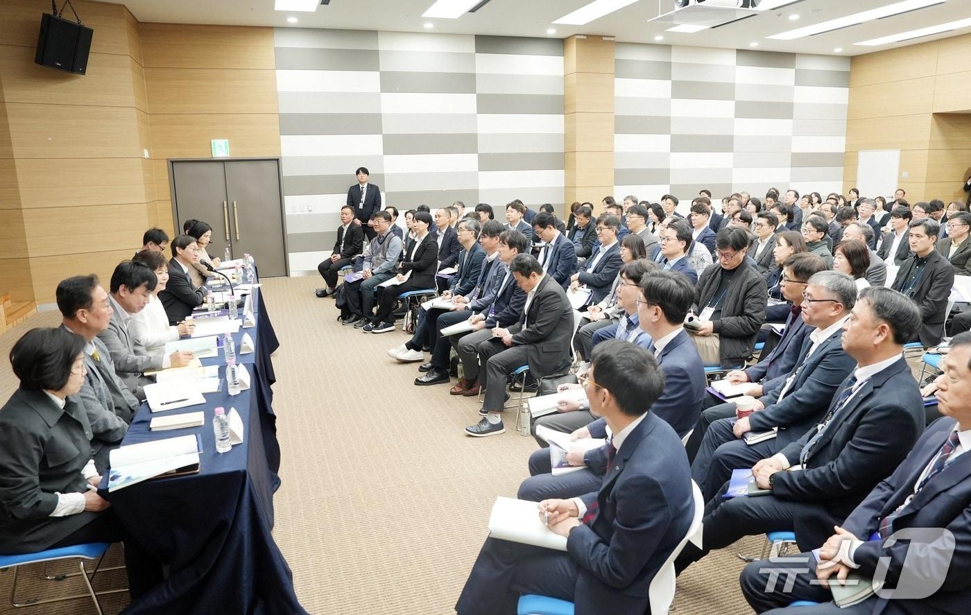 본문 이미지 - 23일 전북 전주 국민연금공단에서 열린 전국 지사장 워크숍 ‘지사장이 묻고, 이사장이 답하다’ 순서에서 김성주 국민연금공단 이사장이 지사 현안에 대해 질의응답을 하고 있다. (국민연금공단 제공)