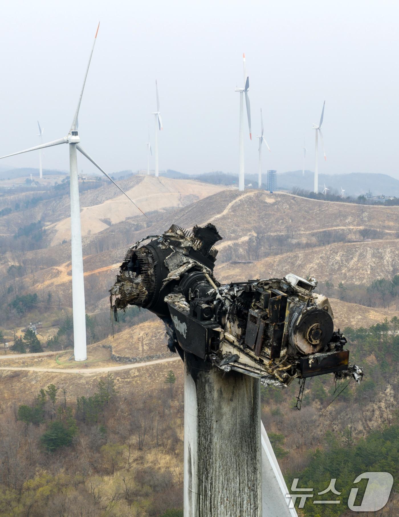 본문 이미지 - 경북 영덕군 창포리 풍력발전기 화재 사고 이틀째인 24일 오후 발전기 타워가 심하게 훼손돼 있다.(독자제공, 재판매 및 DB금지) 2026.3.24 ⓒ 뉴스1 최창호 기자