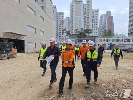 본문 이미지 - 송성훈 광주 남부소방서장은 24일 광주 남구 송하동에 위치한 대형 공사장을 찾아 봄철 화재 예방을 위한 현장점검을 실시하고 있다.(광주 남부소방 제공. 재판매 및 DB 금지)