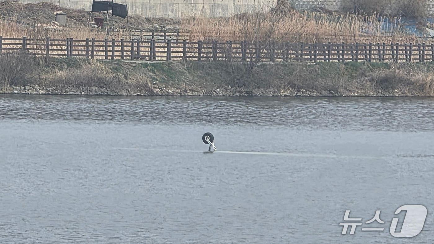 본문 이미지 - 천안 한 저수지에 추락한 헬기의 일부분이 물 밖으로 솟아 있다.2026.3.24/뉴스1