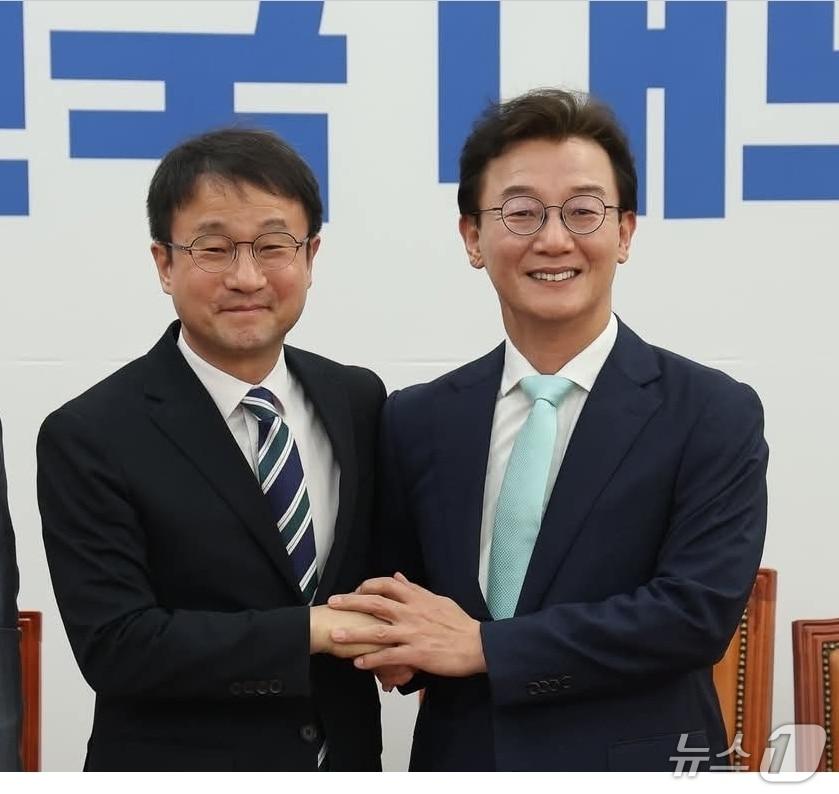 본문 이미지 - 전재수 더불어민주당 의원이 한병도 원내대표와 부산글로벌허브도시특별법에 대한 면담을 하고 있다.(전재수 의원 개인 SNS 캡처 제공. 재판매 및 DB금지)