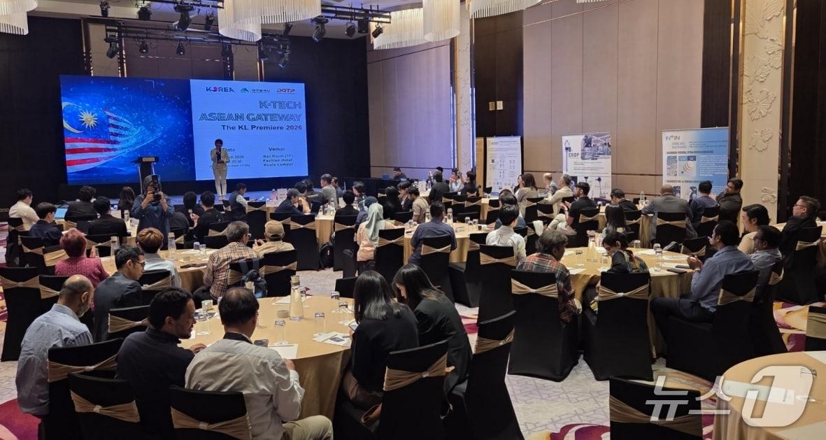 본문 이미지 - 대구의 5대 미래신산업 분야 혁신기업들이 말레이시아에서 열린 '글로벌 비상(飛上) 프로젝트'를 통해 동남아 시장 진출의 발판을 마련했다. 사진은 현지에서 열린 기업설명회 모습.(대구시 제공, 재판매 및 DB 금지)