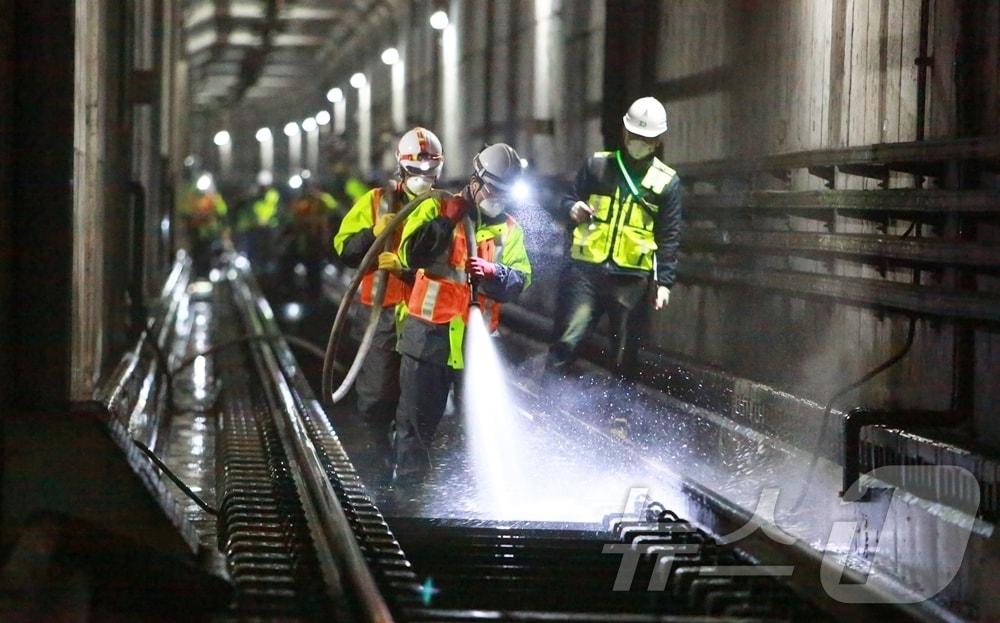 본문 이미지 - 도시철도 물청소.(자료사진. 재판매 및 DB금지)