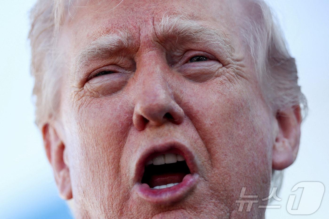 본문 이미지 - 도널드 트럼프 미국 대통령이 23일(현지시간) 플로리다 웨스트 팜비치를 출발하기 전 취재진과 질의응답을 하고 있다. 2026.3.23 ⓒ 로이터=뉴스1