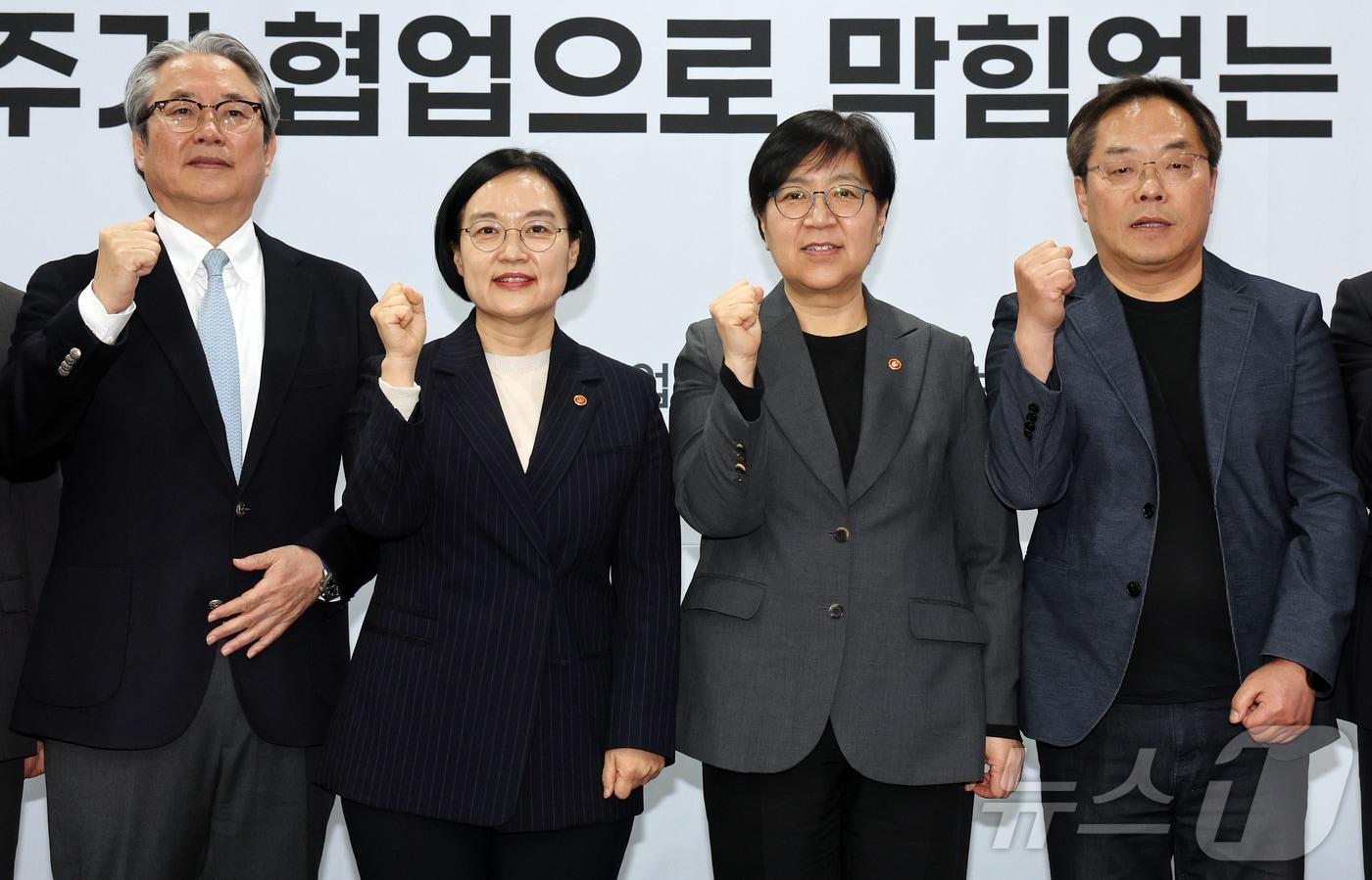 본문 이미지 - 정은경 보건복지부 장관과 한성숙 중소벤처기업부 장관을 비롯한 참석자들이 24일 서울 서초구 한국제약바이오협회에서 열린 제약바이오벤처 혁신성장 전주기 협업방안 발표회에 참석해 기념 촬영을 하고 있다. 2026.3.24 ⓒ 뉴스1 김진환 기자