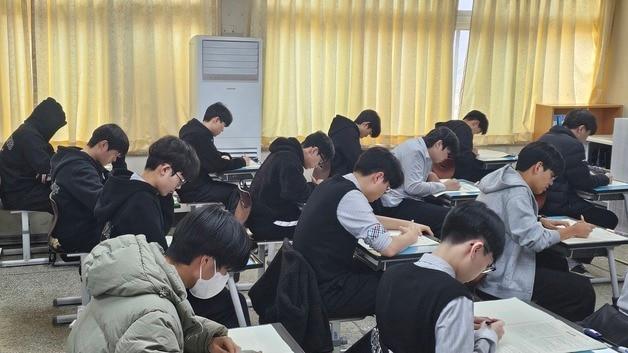 본문 이미지 - 충북 청주 세광고등학교 3학년 학생들이 전국연합학력평가를 치르고 있다.(충북교육청 제공. 재판매 및 DB금지)