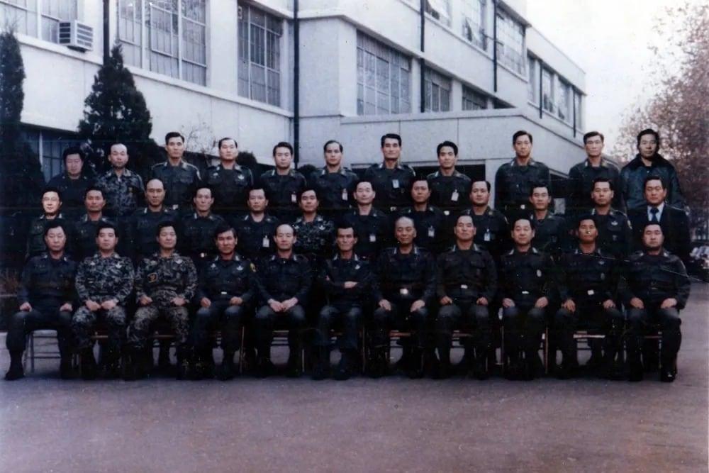 본문 이미지 - 12·12 군사반란 가담자들이 군사반란 성공 후인 1979년 12월 14일 서울 보안사령부에서 기념촬영을 하고 있다.(위키백과)