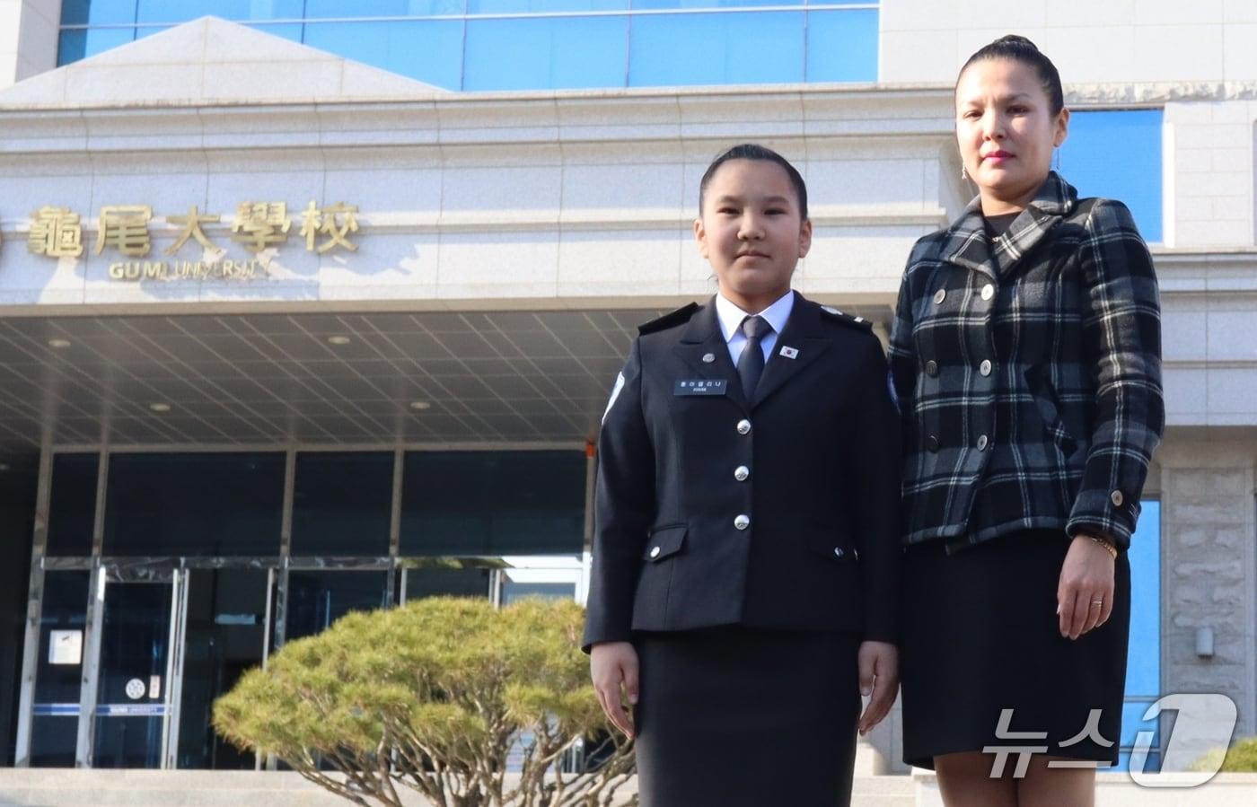 본문 이미지 - 카자흐스탄 출신으로 구미대에 함께 재학 중인 어머니 황 아셀 씨와 딸 황 아델리나 양.(구미대 제공. 재판매 및 DB금지)/뉴스1