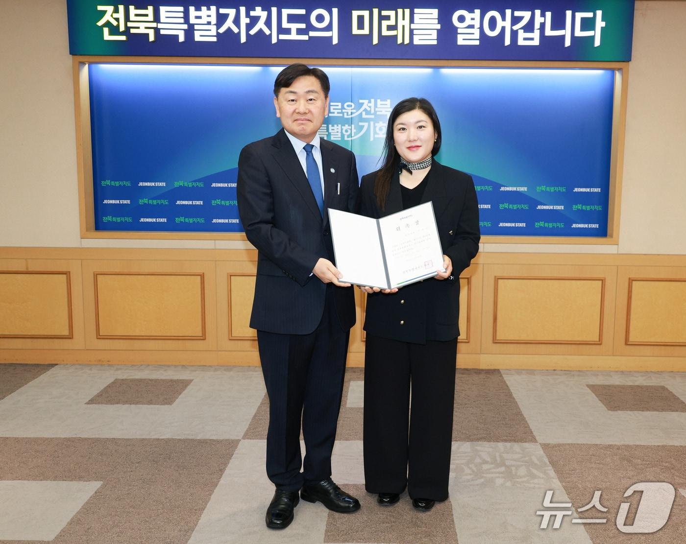 본문 이미지 -  24일 법무법인 길담 소속 이삼일 변호사가 전북도 감사위원으로 위촉된 뒤 김관영 도지사와기념 촬영을 하고 있다.(전북도 제공. 재판매 및 DB금지)/뉴스1