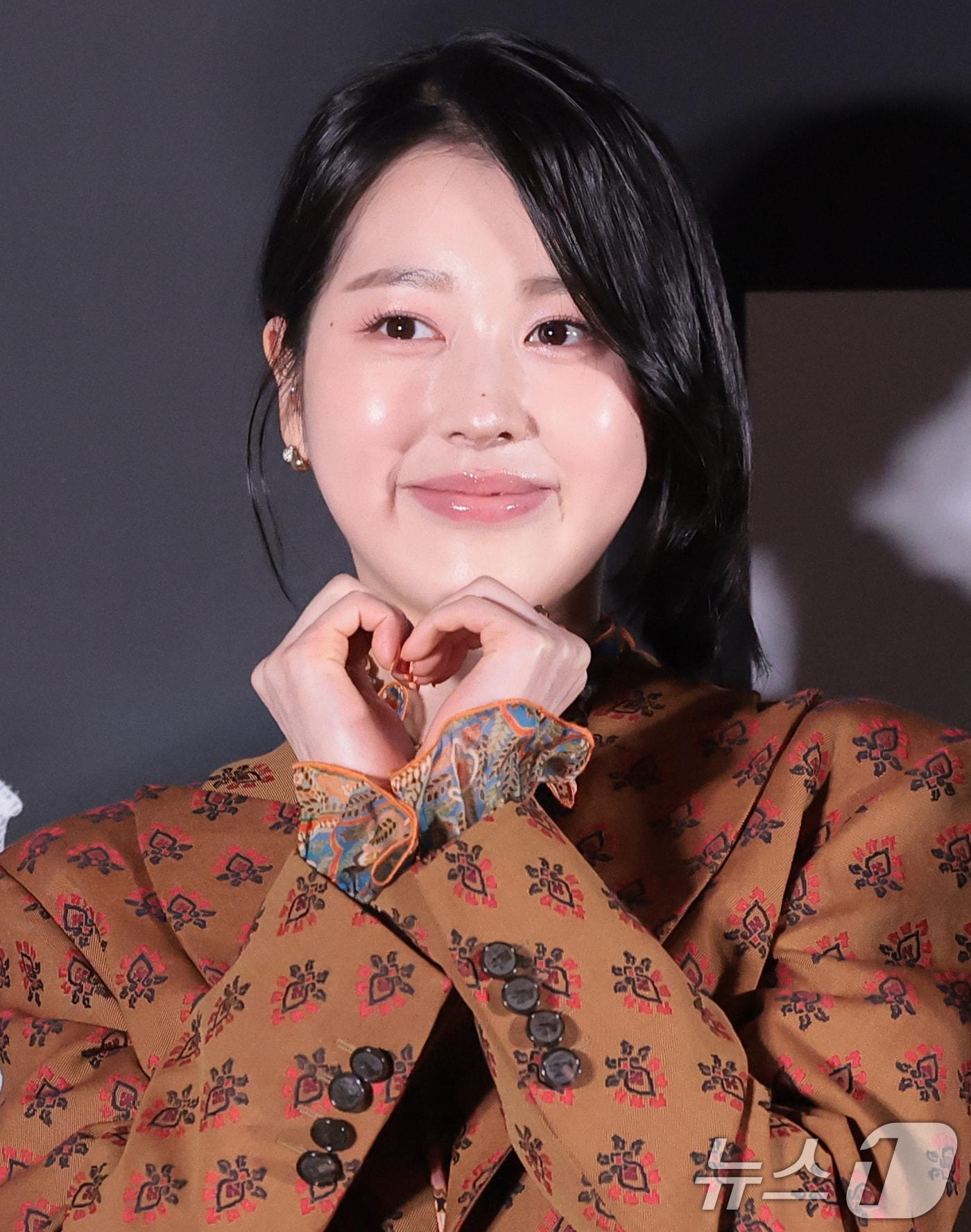 본문 이미지 - 배우 장다아가 24일 오후 서울 용산구 CGV아이파크몰에서 열린 영화 ‘살목지’(감독 이상민) 언론배급시사회 및 기자간담회에서 포즈를 취하고 있다. ‘살목지’는 로드뷰에 포착된 정체불명의 형체를 재촬영하기 위해 저수지로 향한 촬영팀이 검고 깊은 물속의 무언가와 마주하며 벌어지는 이야기를 그린 공포 영화다. 2026.3.24 ⓒ 뉴스1 권현진 기자