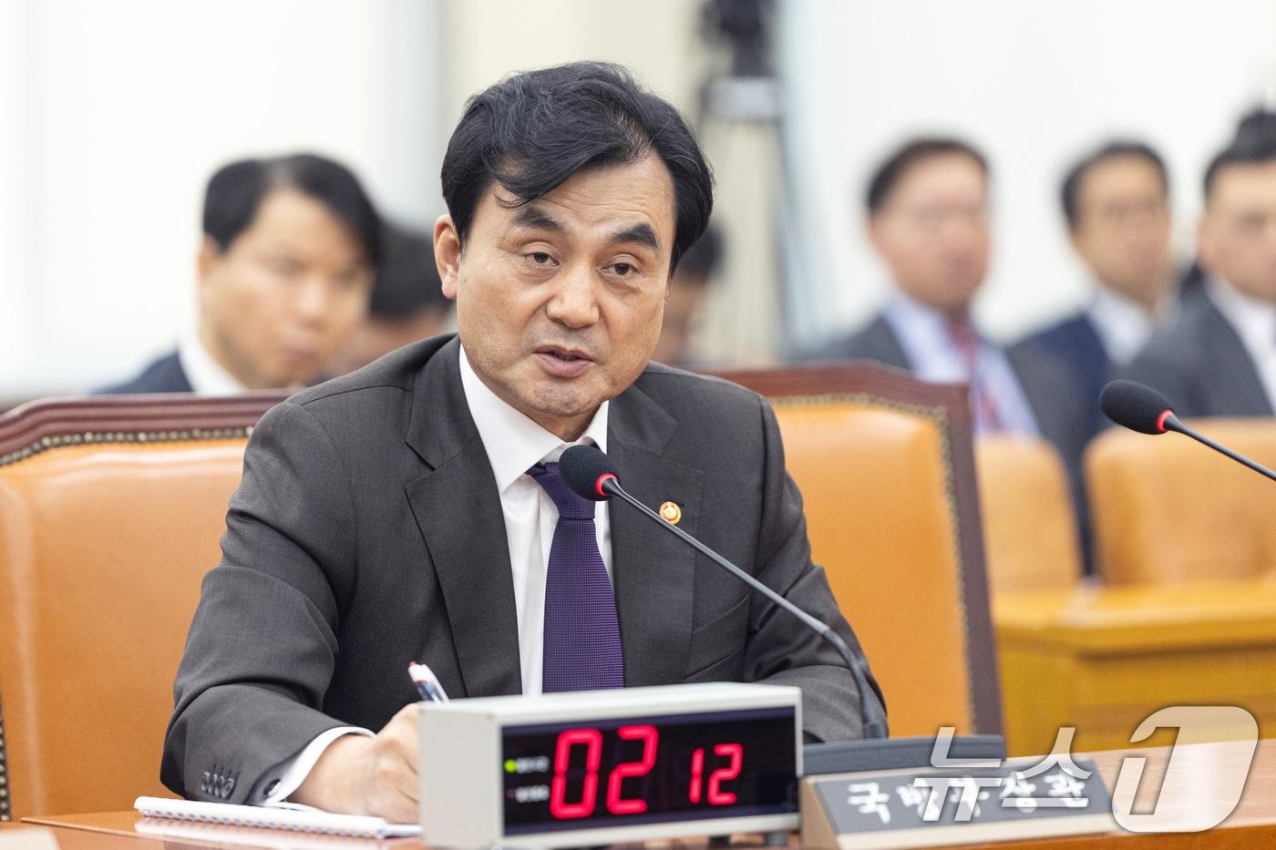 본문 이미지 - 24일 서울 여의도 국회에서 열린 제433회국회(임시회) 국방위원회 제2차 전체회의에서 안규백 국방부 장관이 의원 질의에 답변하고 있다. 2026.3.24 ⓒ 뉴스1 이승배 기자