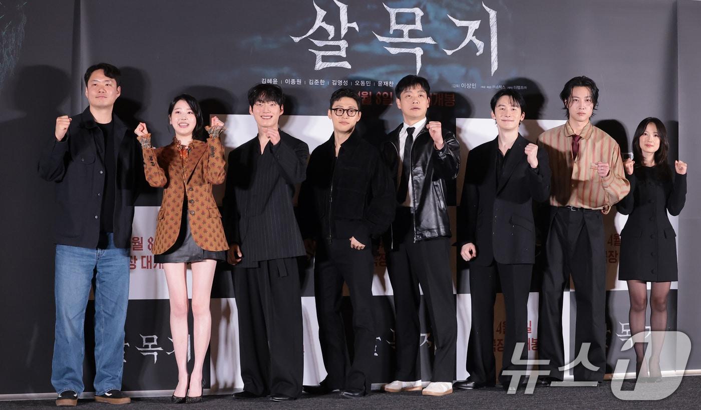 본문 이미지 - 이상민 감독(왼쪽부터)과 배우 장다아, 윤재찬, 김영성, 오동민, 김준한, 이종원, 김혜윤이 24일 오후 서울 용산구 CGV아이파크몰에서 열린 영화 ‘살목지’(감독 이상민) 언론배급시사회 및 기자간담회에서 포즈를 취하고 있다. ‘살목지’는 로드뷰에 포착된 정체불명의 형체를 재촬영하기 위해 저수지로 향한 촬영팀이 검고 깊은 물속의 무언가와 마주하며 벌어지는 이야기를 그린 공포 영화다. 2026.3.24 ⓒ 뉴스1 권현진 기자