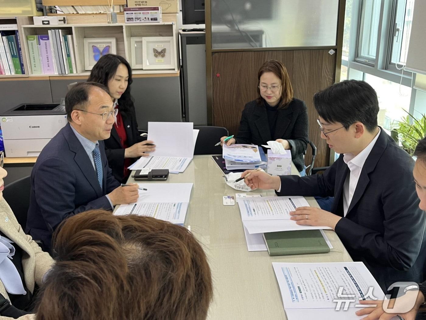 본문 이미지 - 최재용 전북 익산시 부시장이 24일 정부세종청사를 찾아 주요 부처 관계자와 면담을 하고 있다.(익산시 제공. 재판매 및 DB 금지)