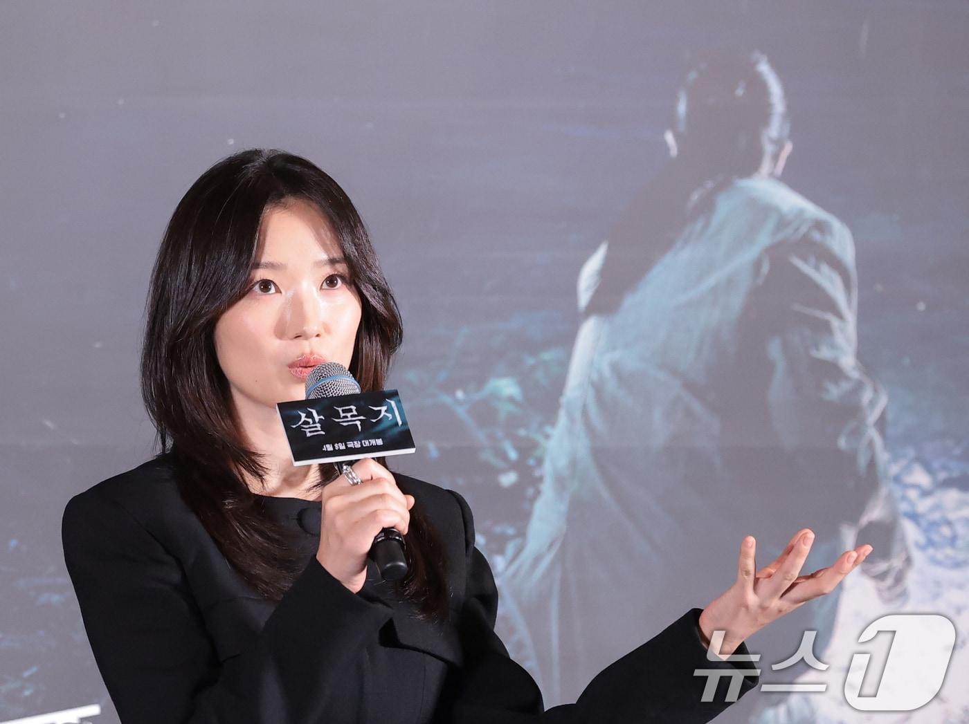 본문 이미지 - 배우 김혜윤이 24일 오후 서울 용산구 CGV아이파크몰에서 열린 영화 ‘살목지’(감독 이상민) 언론배급시사회 및 기자간담회에서 인사말을 하고 있다. ‘살목지’는 로드뷰에 포착된 정체불명의 형체를 재촬영하기 위해 저수지로 향한 촬영팀이 검고 깊은 물속의 무언가와 마주하며 벌어지는 이야기를 그린 공포 영화다. 2026.3.24 ⓒ 뉴스1 권현진 기자