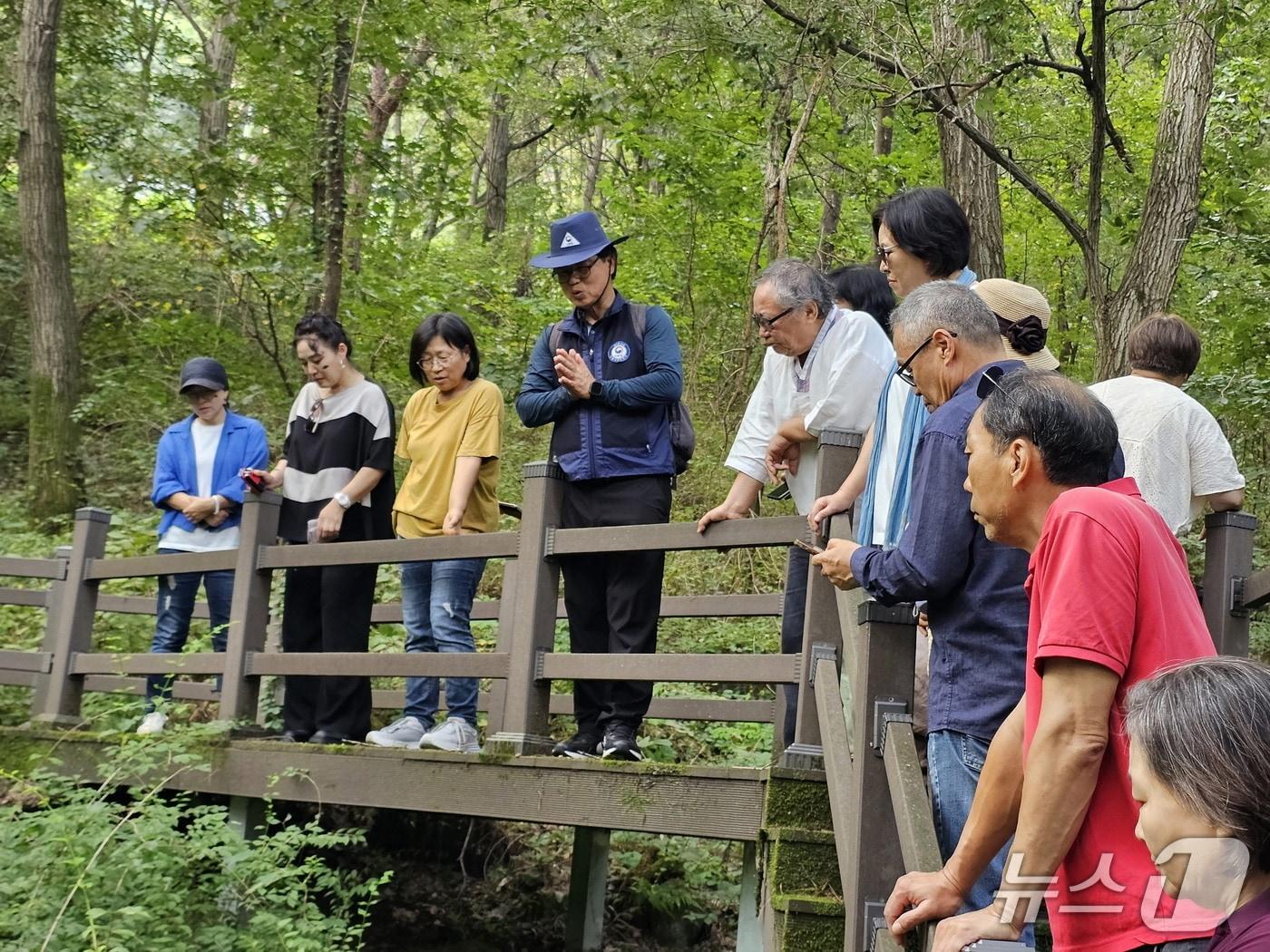 본문 이미지 - 충북 괴산군 성불산 산림휴양단지 숲 해설 프로그램 운영 모습.(괴산군 제공. 재판매 및 DB금지)