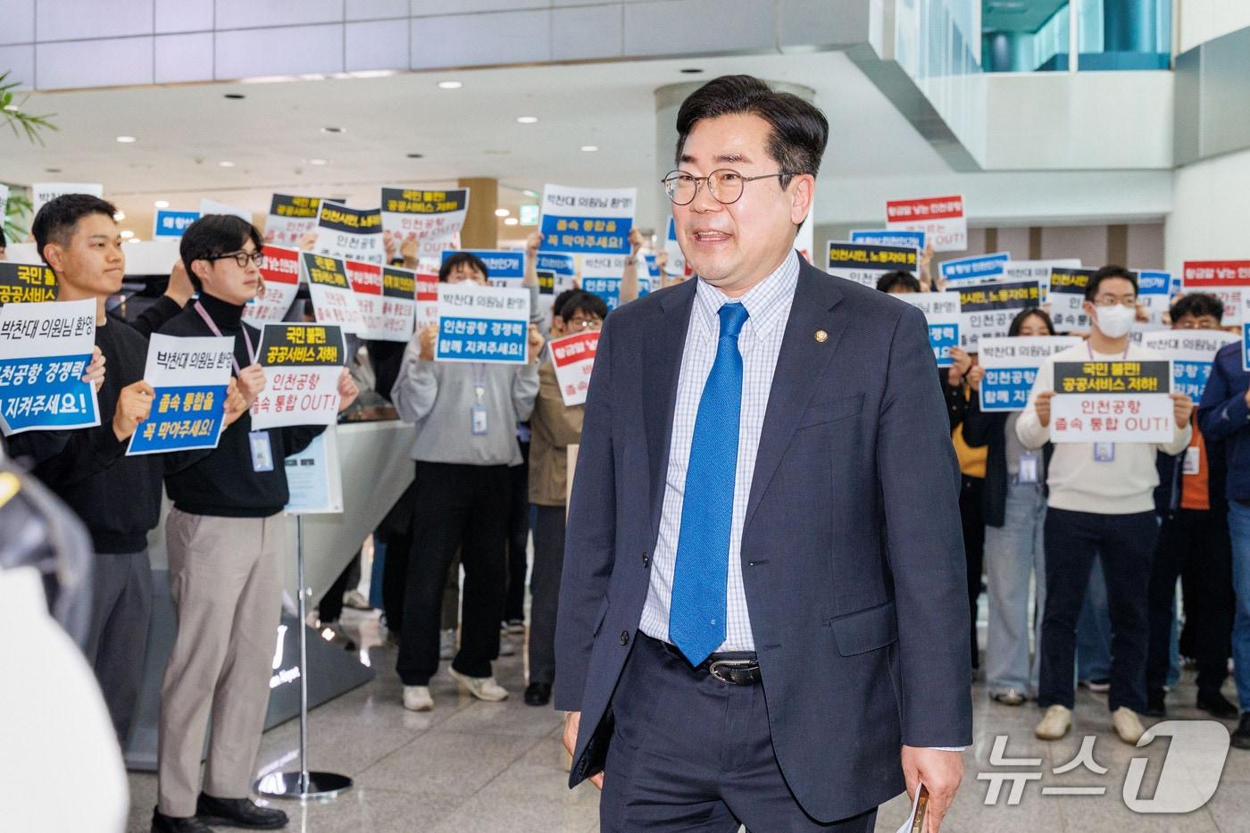 본문 이미지 - 박찬대 국회의원이 24일 인천국제공항공사 청사 동관에서 인천공항공사 노조원들과 인사를 나누고 있다.(인천공항공사 제공. 재배포 및 DB금지)2026.3.24/뉴스1