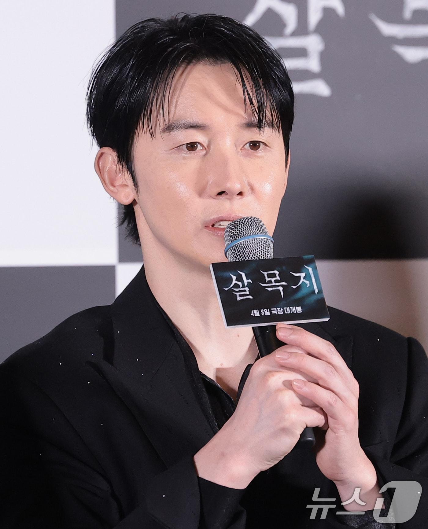 본문 이미지 - 배우 김준한이 24일 오후 서울 용산구 CGV아이파크몰에서 열린 영화 ‘살목지’(감독 이상민) 언론배급시사회 및 기자간담회에 참석해 인사말을 하고 있다. ‘살목지’는 로드뷰에 포착된 정체불명의 형체를 재촬영하기 위해 저수지로 향한 촬영팀이 검고 깊은 물속의 무언가와 마주하며 벌어지는 이야기를 그린 공포 영화다. ⓒ 뉴스1 권현진 기자