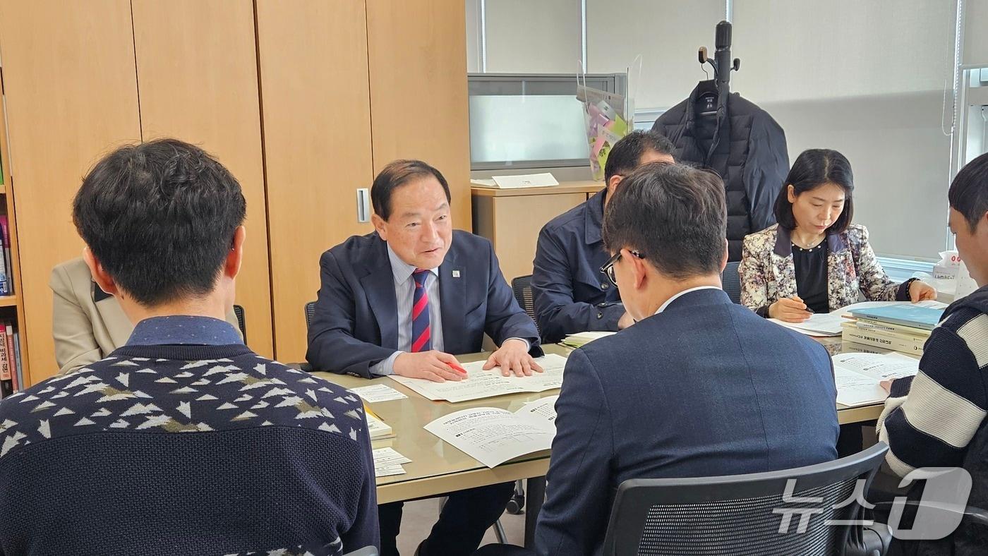 본문 이미지 - 24일 행정안전부 교부세과를 방문해 현안 건의하는 이병선 시장.(속초시 제공,재판매 및 DB 금지) 2026.3.24/뉴스1