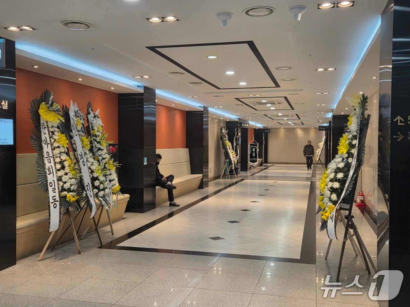 본문 이미지 - 대전 안전공압 공장 화재 참사 희생자 빈소가 마련된 대전의 한 장례식장 복도. 늘어선 화환 사이로 적막함만 감돌고 있다. ⓒ 뉴스1 김종서 기자