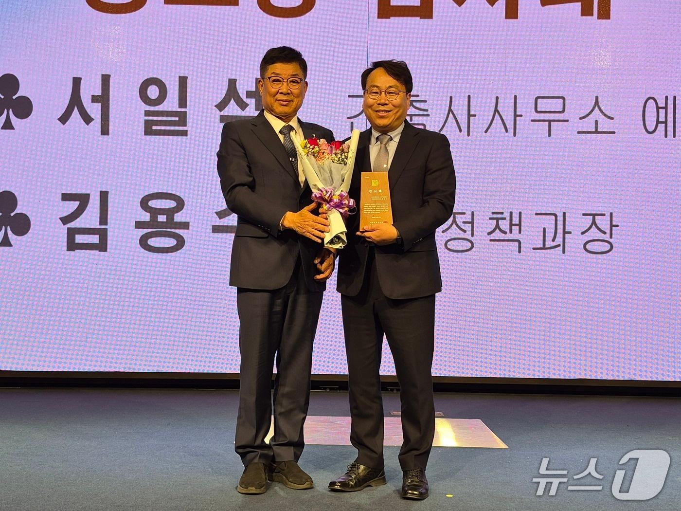 본문 이미지 - 대한건축사협회로부터 감사패를 수상한 김용수 전북도 건설정책과장(오른쪽)이 기념 촬영을 하고 있다.(전북도 제공. 재판매 및 DB금지)/뉴스1 