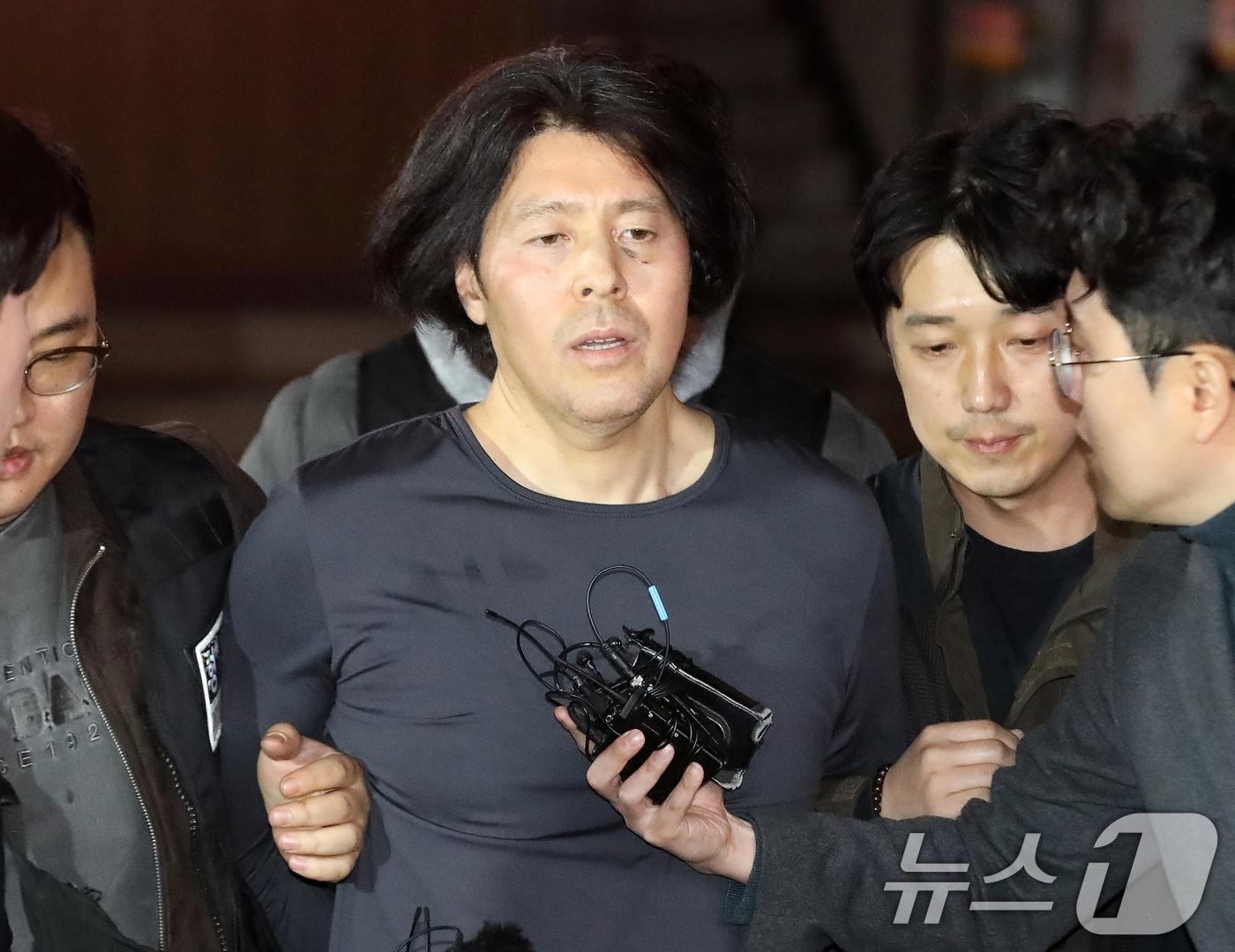 본문 이미지 - 부산 부산진구 소재 아파트에서 전 직장 동료였던 항공사 기장을 살해한 혐의로 구속된 김동환(49)이 지난달 17일 오후 울산에서 검거돼 부산진경찰서로 압송되는 모습. 2026.3.24 ⓒ 뉴스1 윤일지 기자