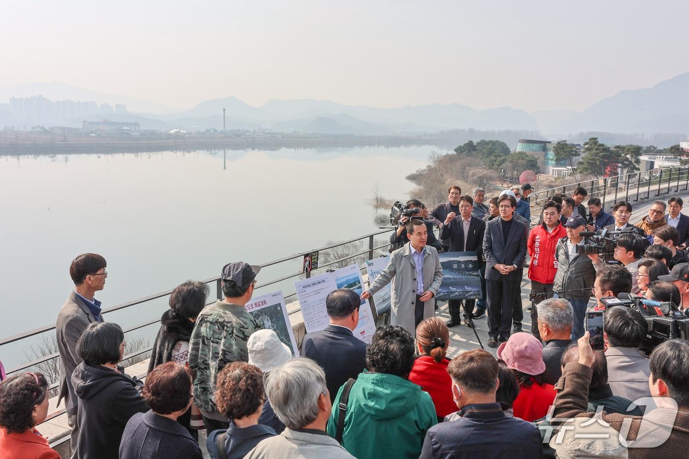 본문 이미지 - 춘천 서면대교 건설사업 현장 점검.(강원도 제공. 재판매 및 DB금지)/뉴스1