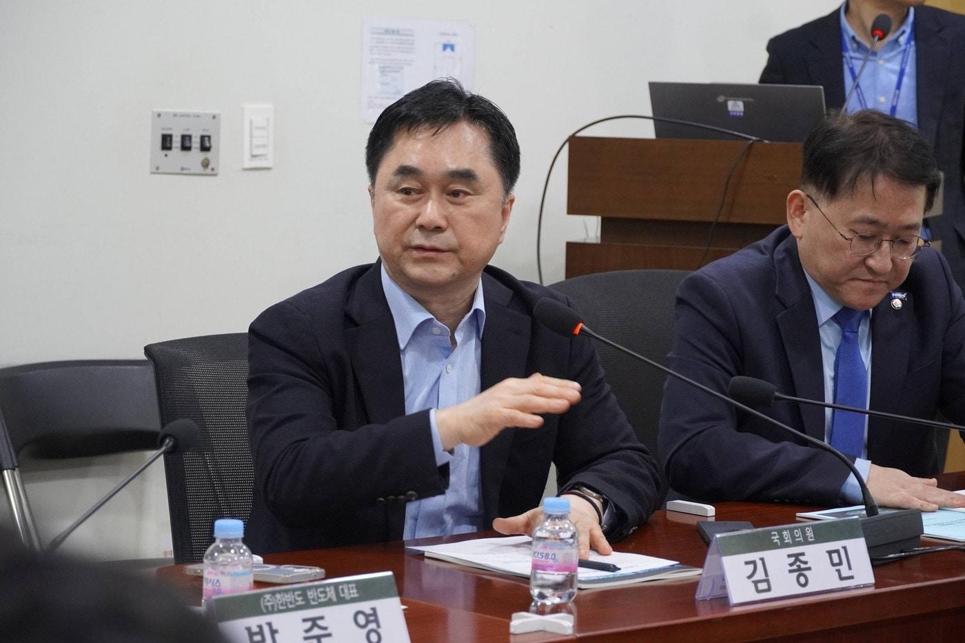 본문 이미지 - 김종민 국회의원(왼쪽). / 김 의원 페이스북 캡처