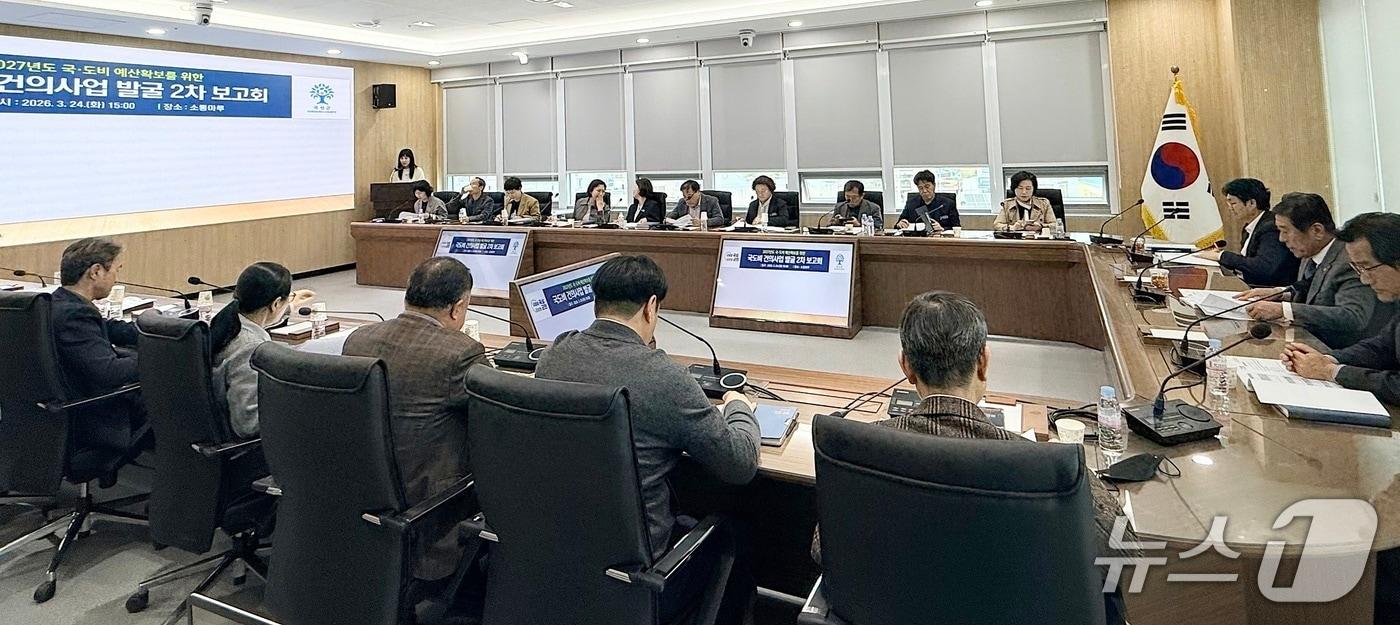본문 이미지 - 24일 곡성군 관계자들이 2027년 국도비 확보를 위한 건의사업 발굴 보고회를 개최하고 있다(곡성군 제공)