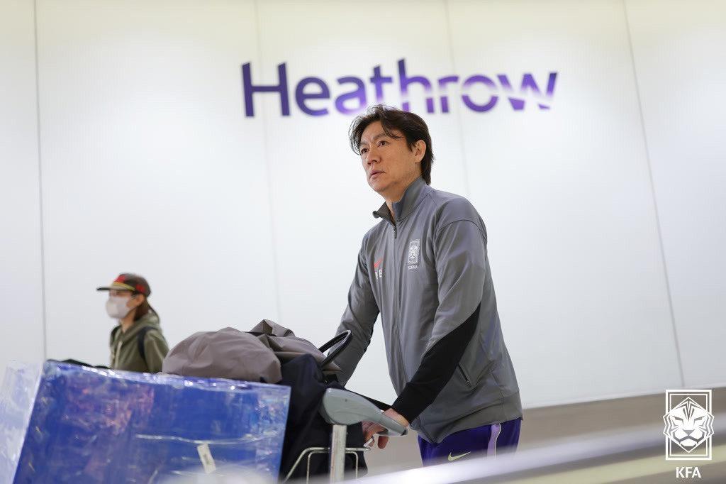 본문 이미지 - 3월 평가전을 위해 영국 런던으로 이동한 홍명보 축구대표팀 감독. (대한축구협회 제공)