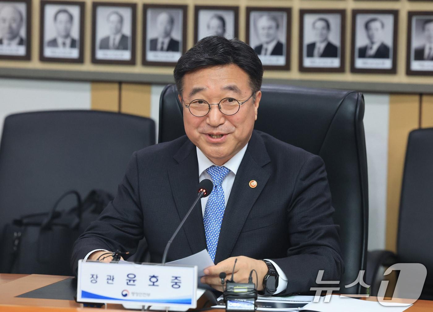 본문 이미지 - 윤호중 행정안전부 장관이 24일 서울 종로구 정부서울청사에서 열린 행정안전부-KIA 지방소멸 대응을 위한 상생협약 체결식에서 인사말을 하고 있다. 2026.3.24 ⓒ 뉴스1 임세영 기자