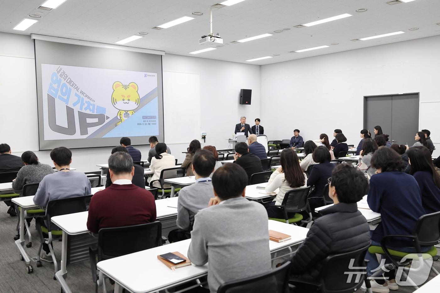 본문 이미지 - 건강보험심사평가원은 지난 4일부터 전날(23일)까지 3주간 본원과 12개 본부 직원을 상대로 업무처리 자동화(RPA) 설명회를 진행했다고 24일 밝혔다.(건강보험심사평가원 제공)