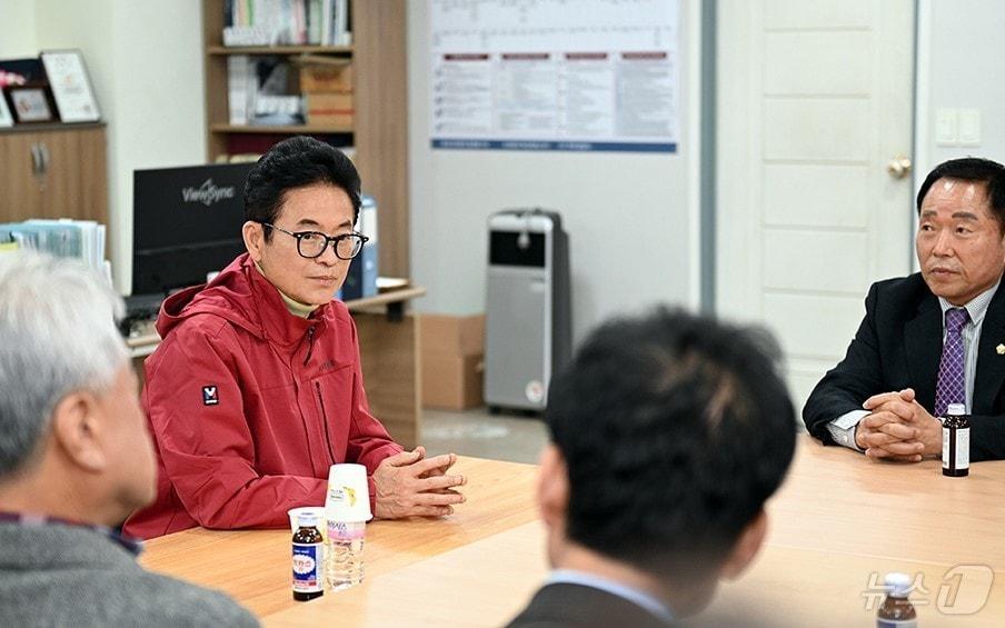 본문 이미지 - 이철우 경북도지사 예비후보는 24일 의성군을 방문해 통합신공항과 연계한 5대 공약을 발표했다. ⓒ 뉴스1 김대벽기자