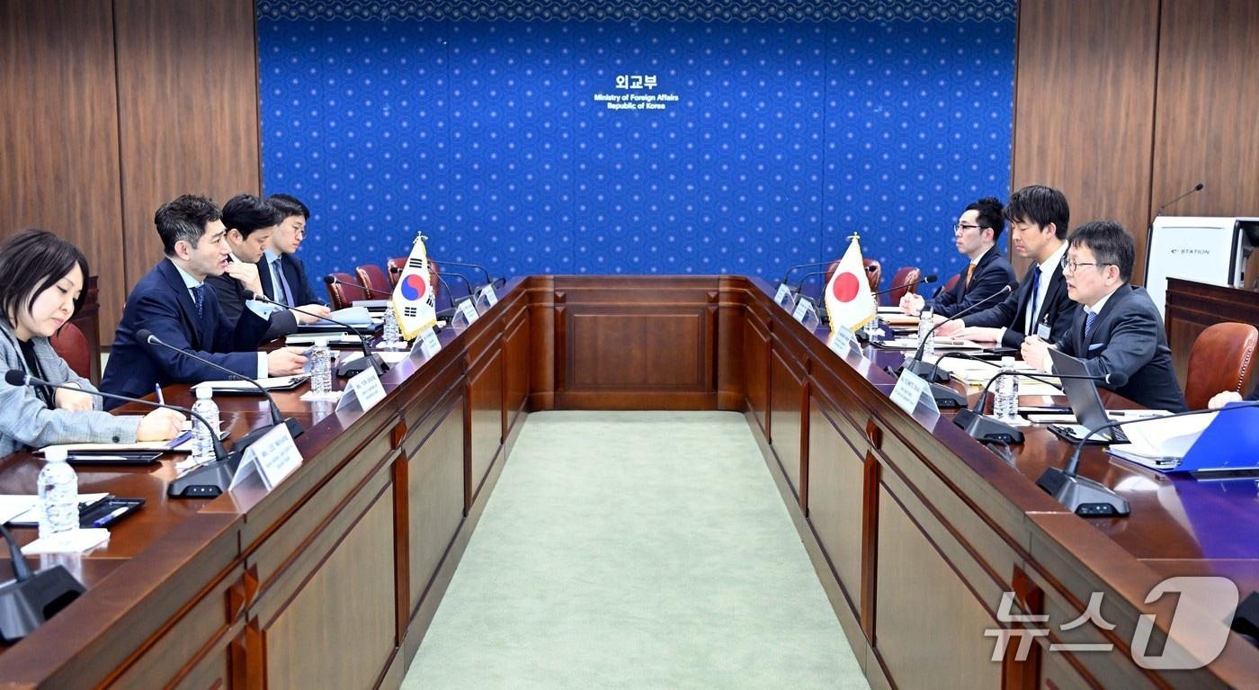 본문 이미지 -  하위영 국제안보국장이 24일 서울 외교부 청사에서 나카무라 기미타케 일본 외무성 군축불확산과학부장과 제18차 한-일 군축비확산협의회를 개최하고 있다. 2026.03.24. (외교부 제공)