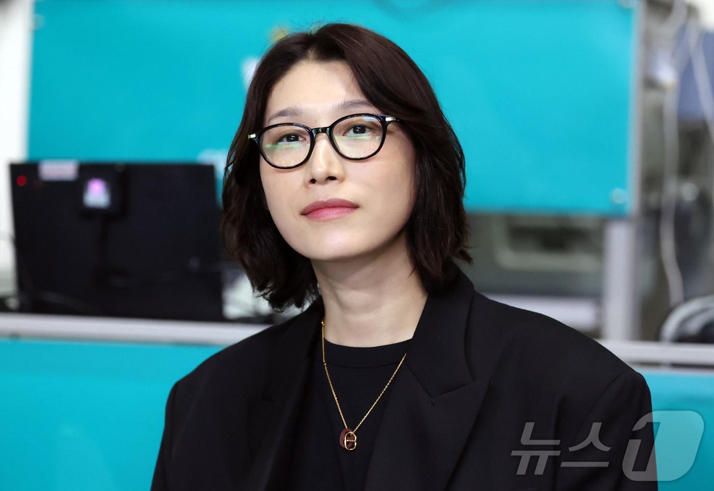 본문 이미지 - 24일 오후 서울 중구 장충체육관에서 열린 2025-26 V리그 여자부 준플레이오프 GS칼텍스와 흥국생명의 경기, 지난 시즌을 끝으로 흥국생명에서 은퇴한 김연경이 경기를 지켜보고 있다. 2026.3.24 ⓒ 뉴스1 김진환 기자