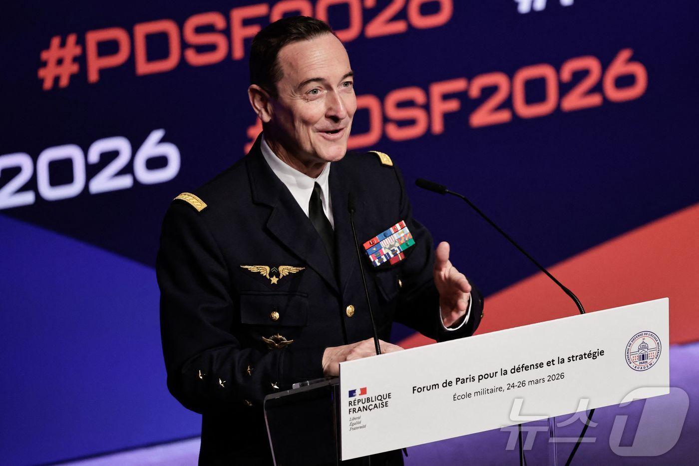 본문 이미지 - 파비앵 망동 프랑스군 참모총장이 24일(현지시간) 에콜 밀리테르(군사학교)에서 열린 파리 국방전략포럼에서 연설하고 있다. 2026.3.24. ⓒ 뉴스1 ⓒ AFP=뉴스1