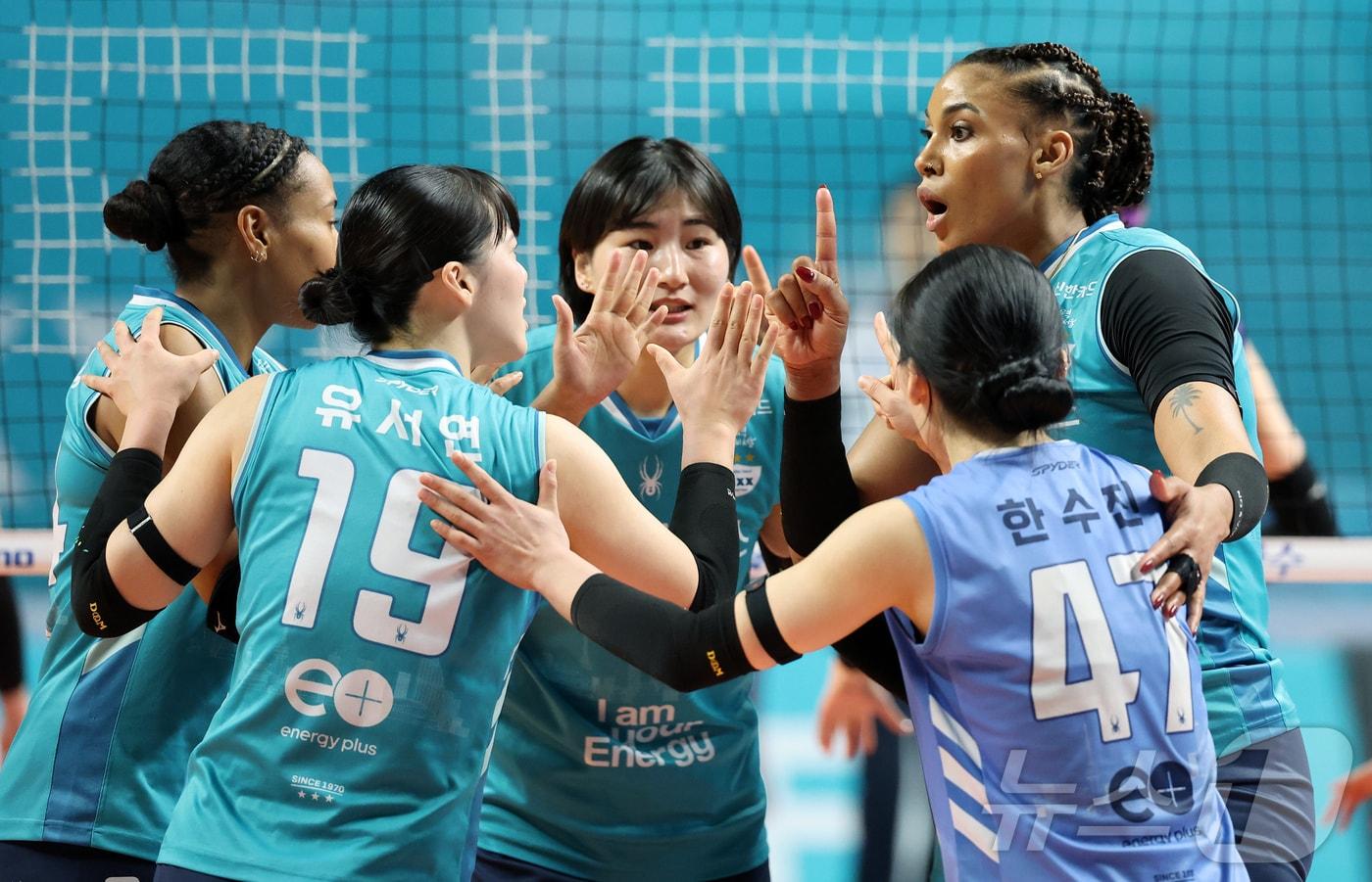 본문 이미지 - 24일 오후 서울 중구 장충체육관에서 열린 2025-26 V리그 여자부 준플레이오프 GS칼텍스와 흥국생명의 경기, GS칼텍스 실바가 4세트 득점에 성공한 뒤 동료들과 기쁨을 나누고 있다. 2026.3.24 ⓒ 뉴스1 김진환 기자