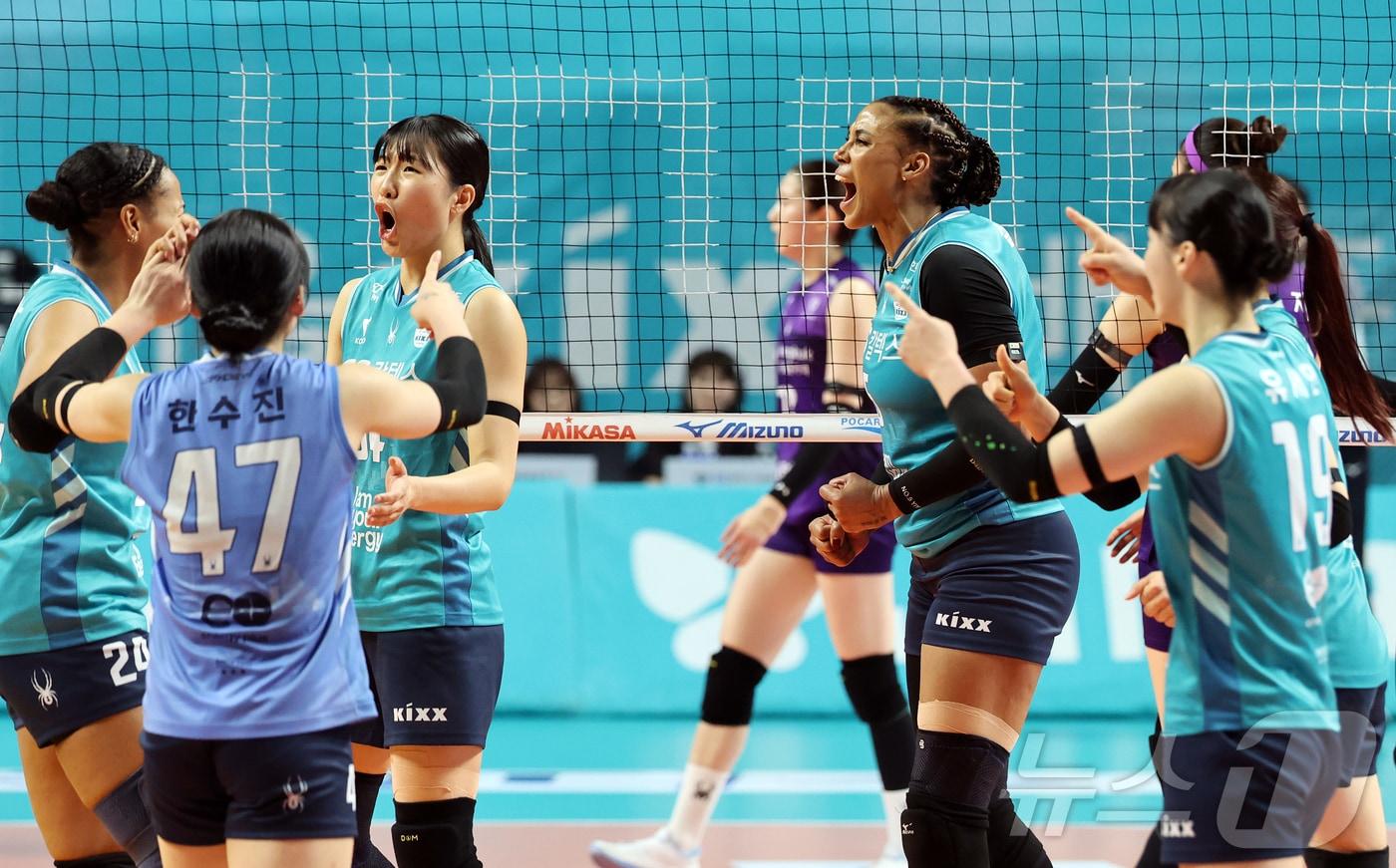 본문 이미지 - 플레이오프에서 현대건설을 상대하는 GS칼텍스. ⓒ 뉴스1 김진환 기자