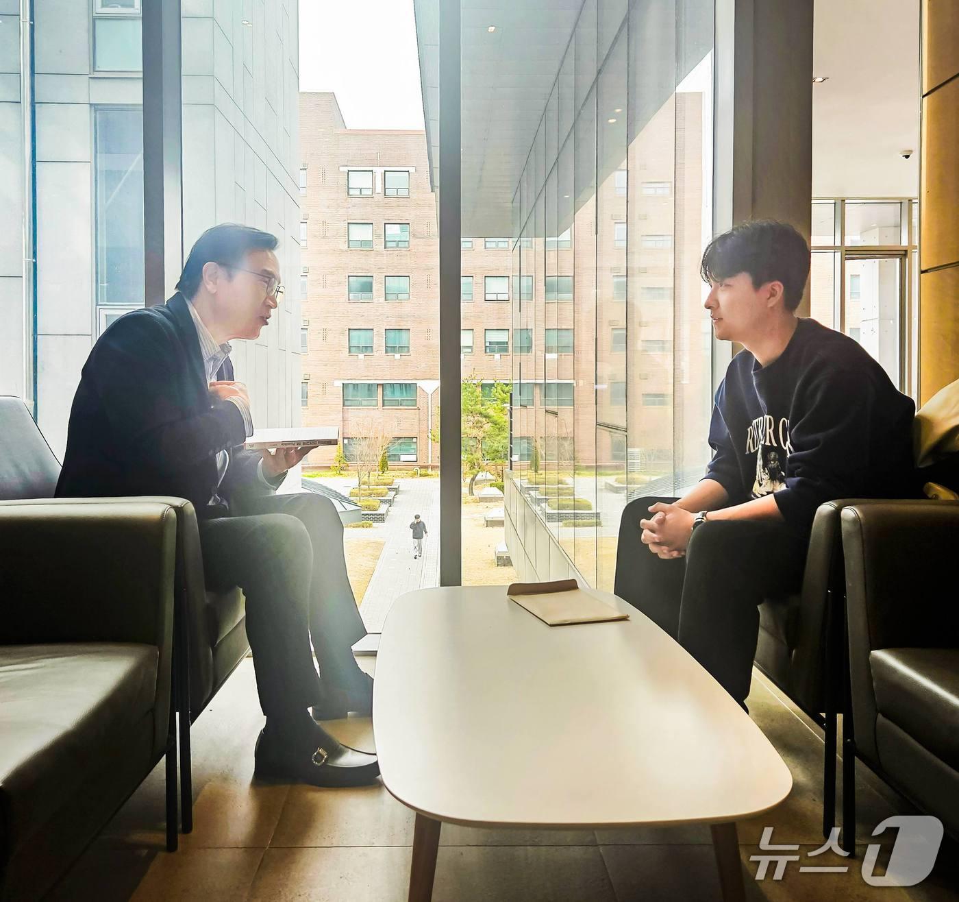 본문 이미지 - 임태희 경기도교육감(왼쪽)과 서울대 국어교육과에 진학한 유하진 씨.(경기도교육청 제공. 재판매 및 DB 금지)/뉴스1 