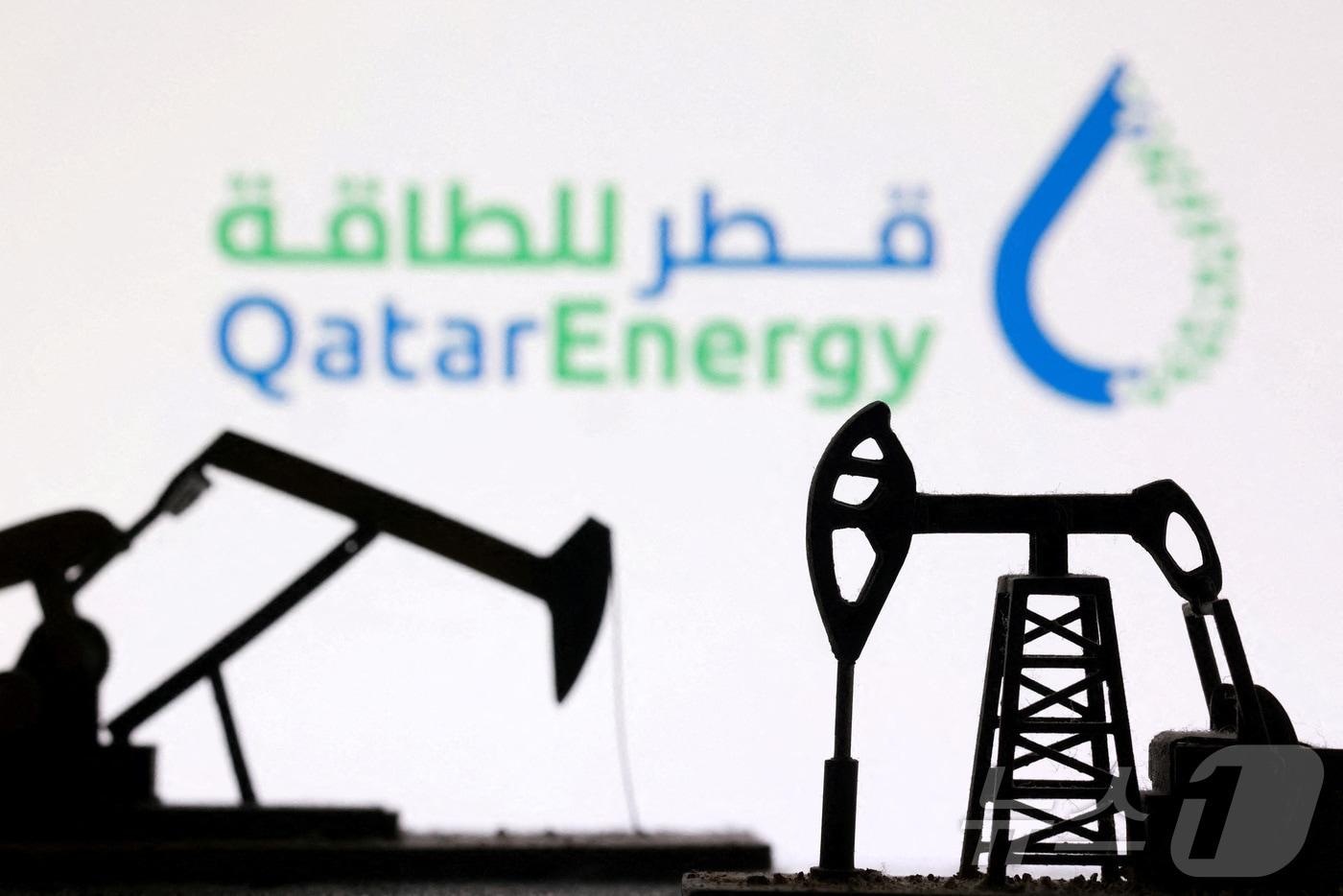 본문 이미지 - 카타르 국영 에너지 기업인 카타르에너지 로고 앞에 3D 프린터로 제작한 유전 모형 일러스트. 2026.03.02 ⓒ 로이터=뉴스1