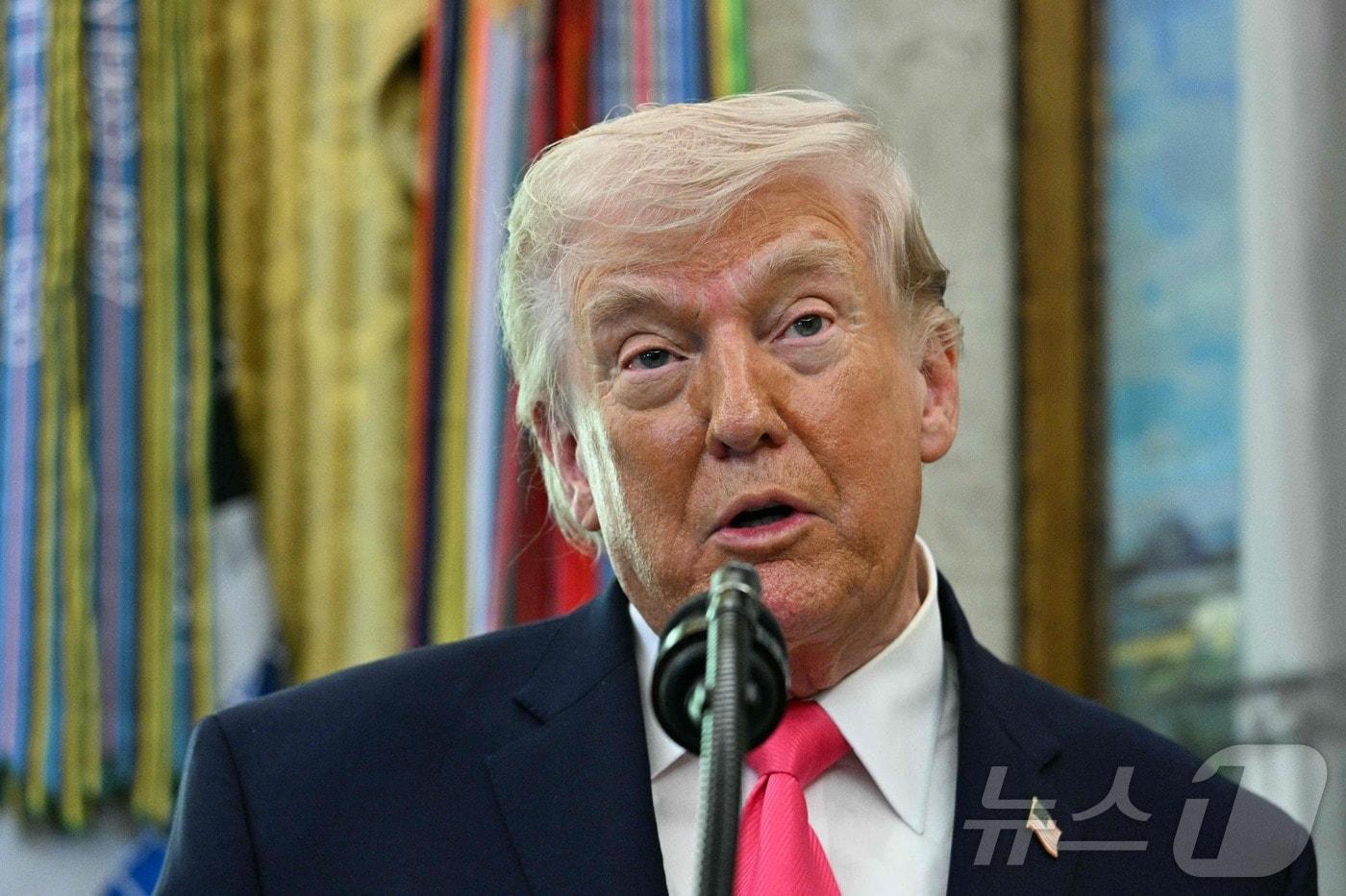 본문 이미지 - 도널드 트럼프 미국 대통령이 24일(현지시간) 워싱턴DC 백악관 오벌오피스에서 열린 마크웨인 멀린 신임 국토안보부 장관 취임 선서식에서 연설하고 있다. 2026.03.24. ⓒ AFP=뉴스1