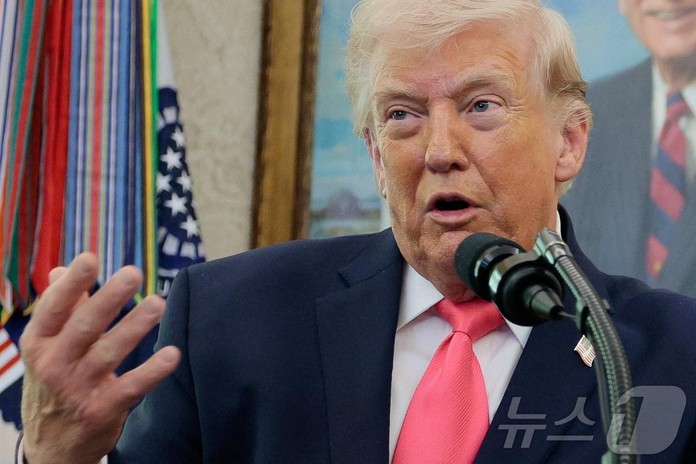 본문 이미지 - 24일(현지시간) 도널드 트럼프 미국 대통령이 워싱턴DC 백악관에서 열린 마크웨인 멀린 국토안보부 장관 임명식에서 발언하고 있다. 2026.03.24 ⓒ 로이터=뉴스1