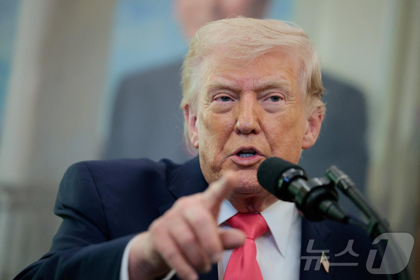 본문 이미지 - 도널드 트럼프 미국 대통령이 24일(현지시간) 워싱턴DC 백악관에서 열린 마크웨인 멀린 신임 국토안보부 장관 취임선서식에서 기자들의 질문을 받고 있다. 2026.03.24. ⓒ 로이터=뉴스1