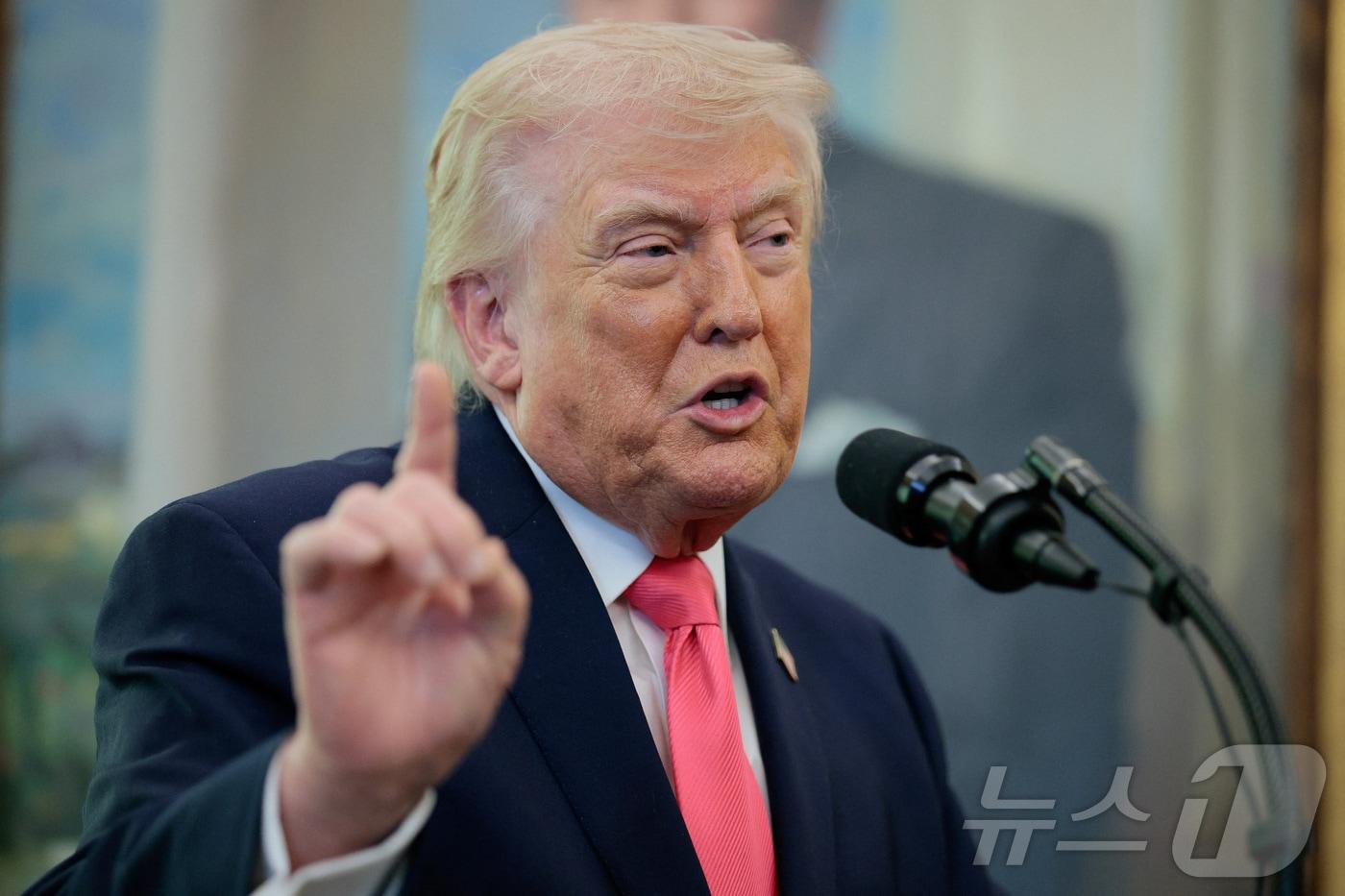 본문 이미지 - 도널드 트럼프 미국 대통령이 24일(현지시간) 백악관에서 열린 마크웨인 멀린 신임 국토안보부 장관 취임선서식에서 기자들의 질문에 답하고 있다. 2026.03.24. ⓒ 로이터=뉴스1