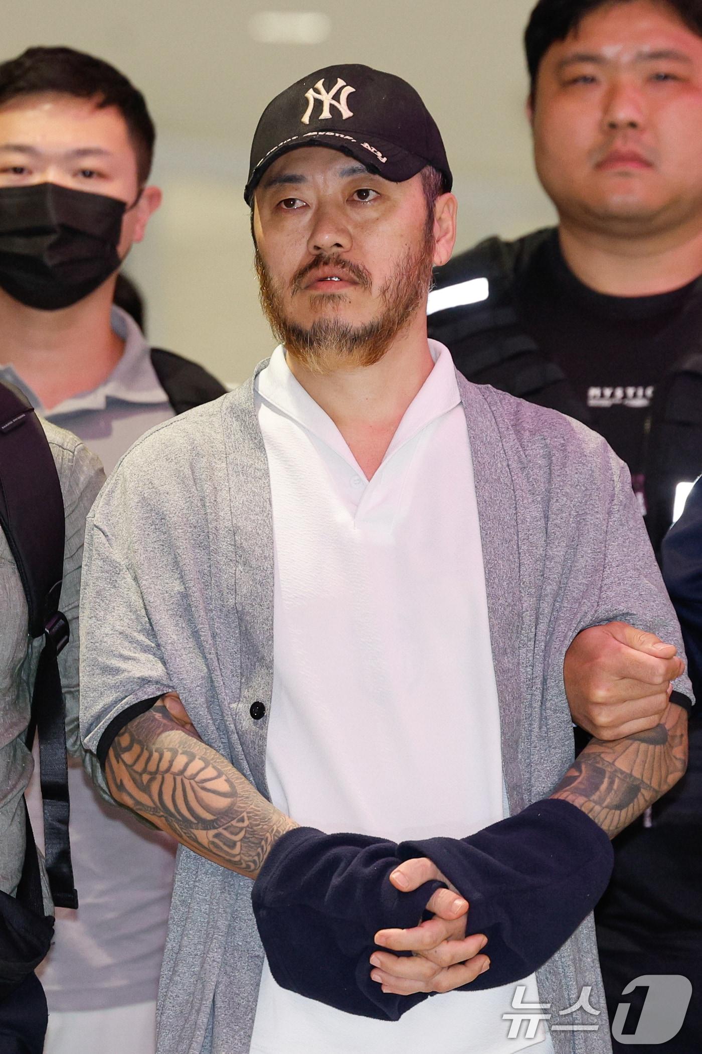 본문 이미지 - 필리핀에서 복역 중이던 이른바 '마약왕' 박왕열(48)이 25일 한국으로 송환, 인천국제공항에서 이송되고 있다. 2026.3.25 ⓒ 뉴스1 안은나 기자