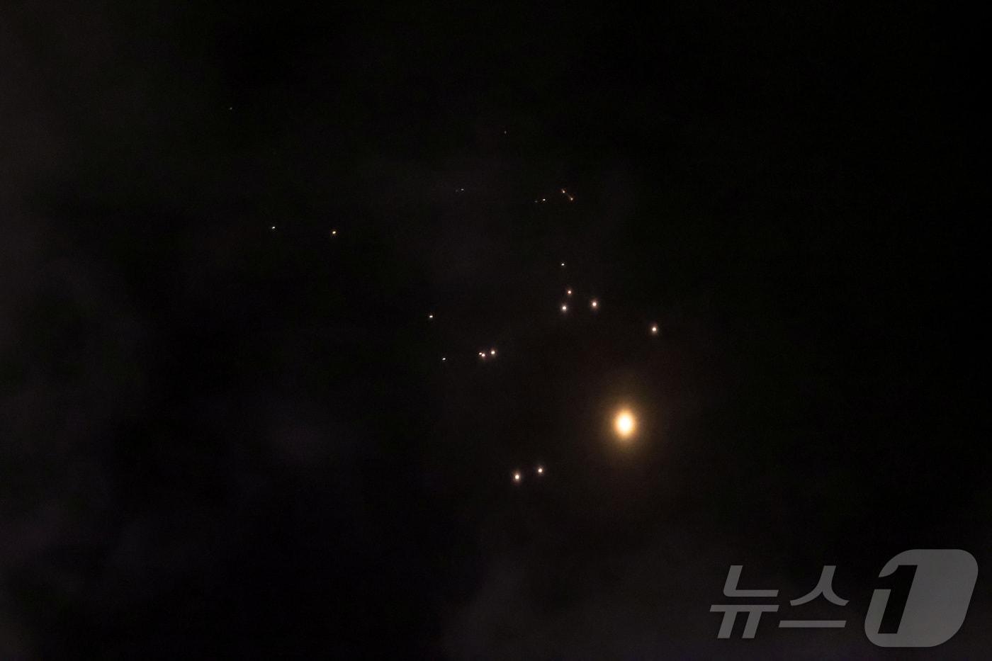 본문 이미지 - 예루살렘을 공격하는 이란의 집속탄 미사일 ⓒ 로이터=뉴스1