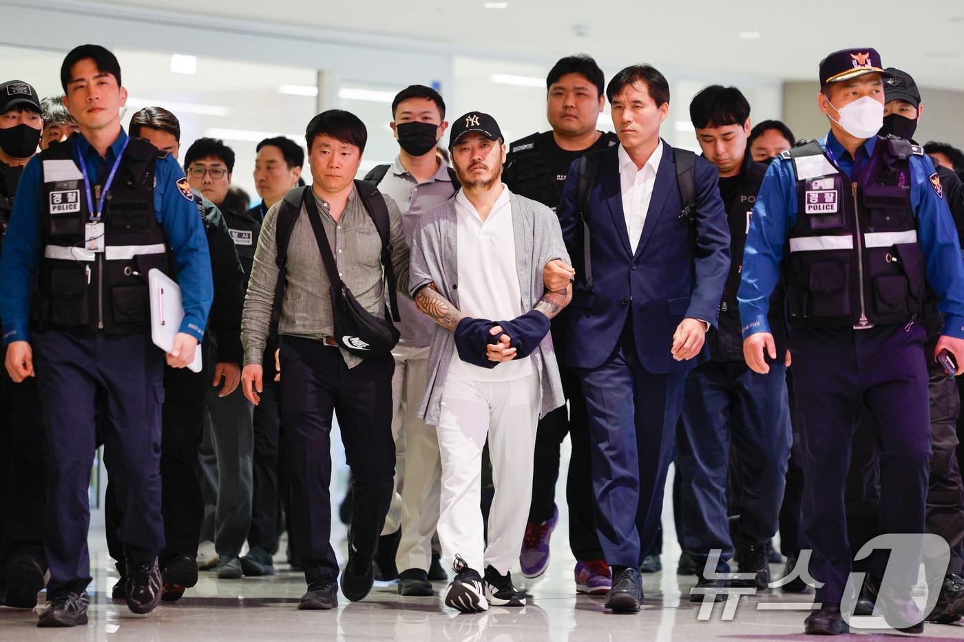 본문 이미지 - 필리핀에서 복역 중이던 이른바 '마약왕' 박왕열(48)이 25일 한국으로 송환, 인천국제공항에서 이송되고 있다. 2026.3.25 ⓒ 뉴스1 안은나 기자