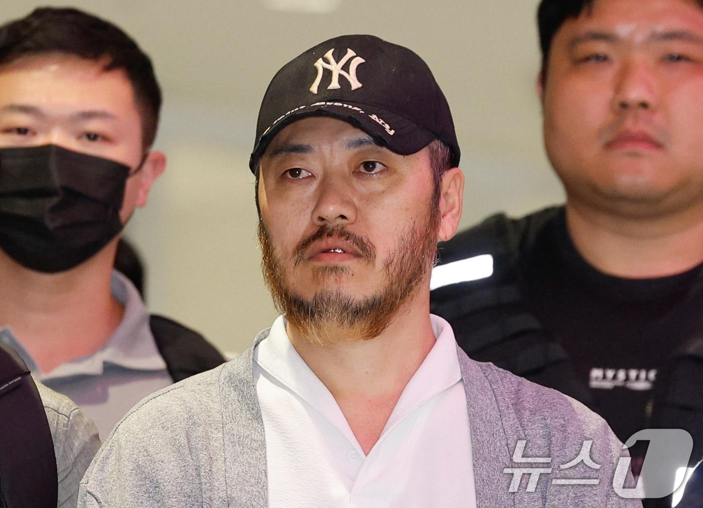 본문 이미지 - 필리핀에서 복역 중이던 이른바 '마약왕' 박왕열(48)이 25일 한국으로 송환, 인천국제공항에서 이송되고 있다. 2026.3.25 ⓒ 뉴스1 안은나 기자