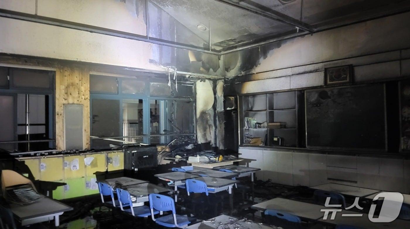 본문 이미지 - 화재 현장 모습.(전북소방본부 제공. 재판매 및 DB 금지)
