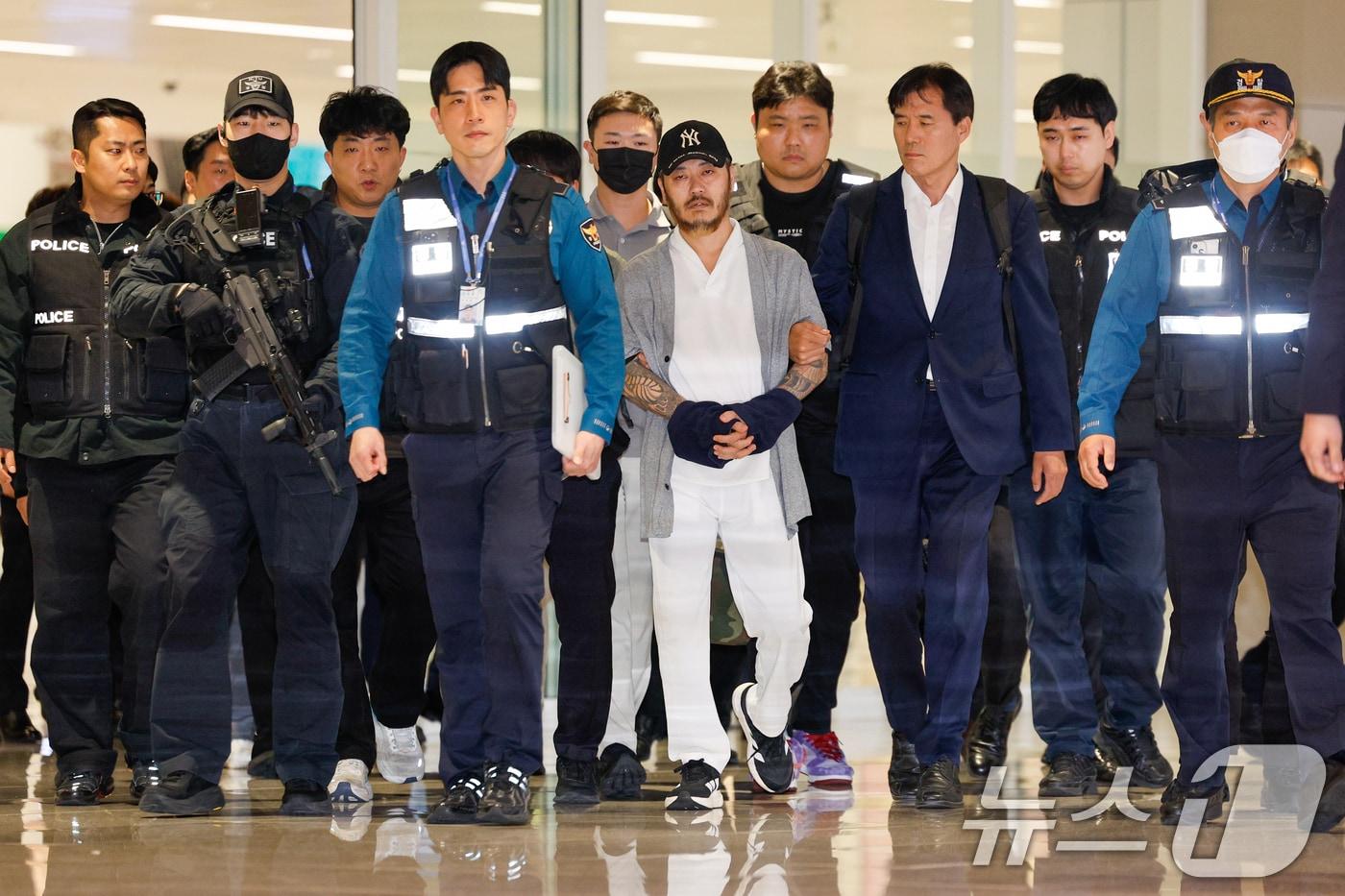 본문 이미지 - 필리핀에서 복역 중이던 이른바 '마약왕' 박왕열(48)이 25일 한국으로 송환, 인천국제공항에서 이송되고 있다. 2026.3.25 ⓒ 뉴스1 안은나 기자